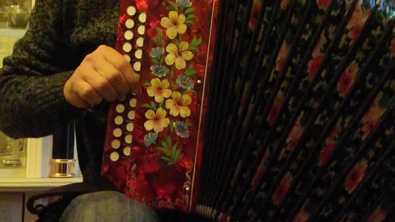 Вишня белоснежная цветет на гармони. Вишня на гармошке. Уральская гармонь. Гармони с урала. Расцвела под окошком белоснежная вишня разбор на гармони.