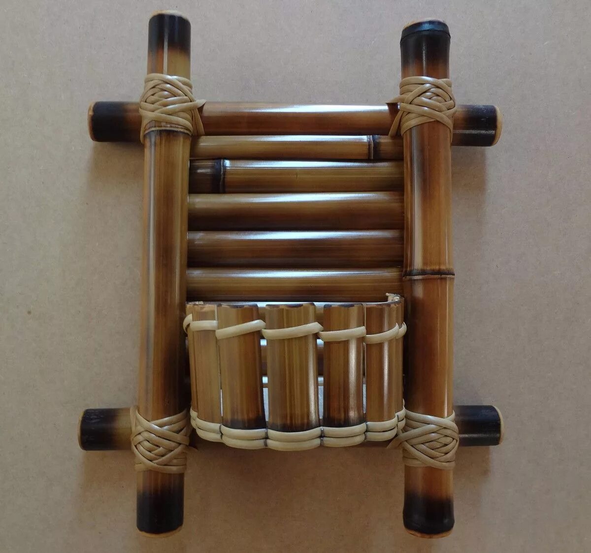 что можно сделать из бамбука. бамбук поделки. подсвечник из бамбука. что можно сделать из бамбука. декор из бамбука в саду.