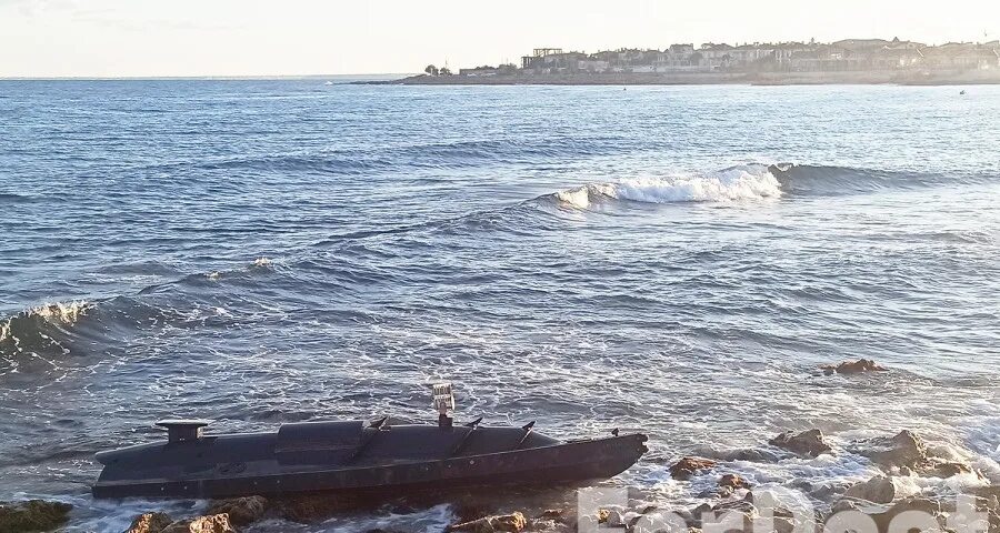 Севастополь атакуют. Атака дронов на Севастополь. Морской беспилотник в Севастополе. Безэкипажные катер пляж Солдатское. Военная лодка на берегу.