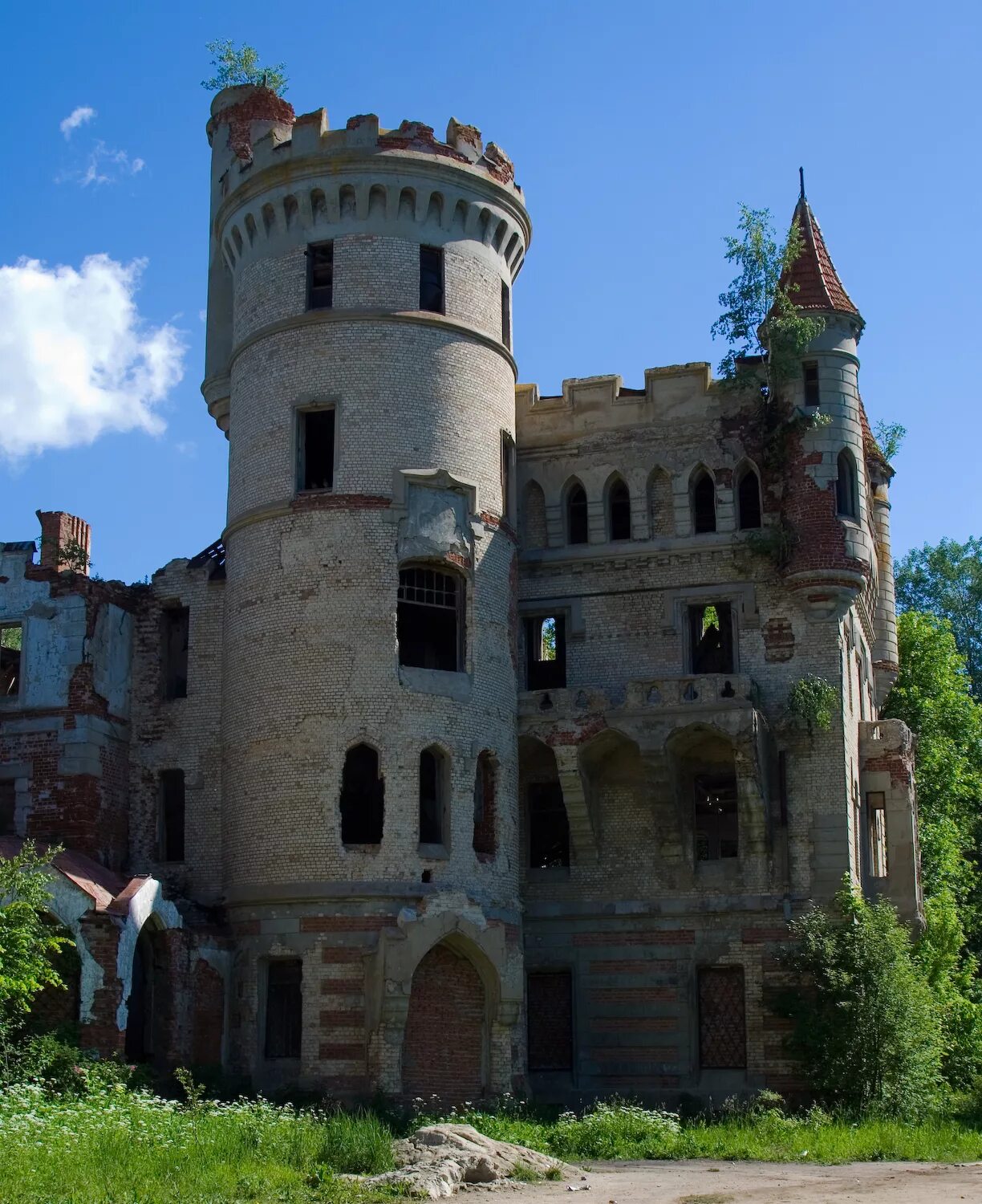 Замки б у купить. Замок усадьба Дюрингера. Замок в Кобяково. Королев замок руины. Руины башни в Ленинградской области.