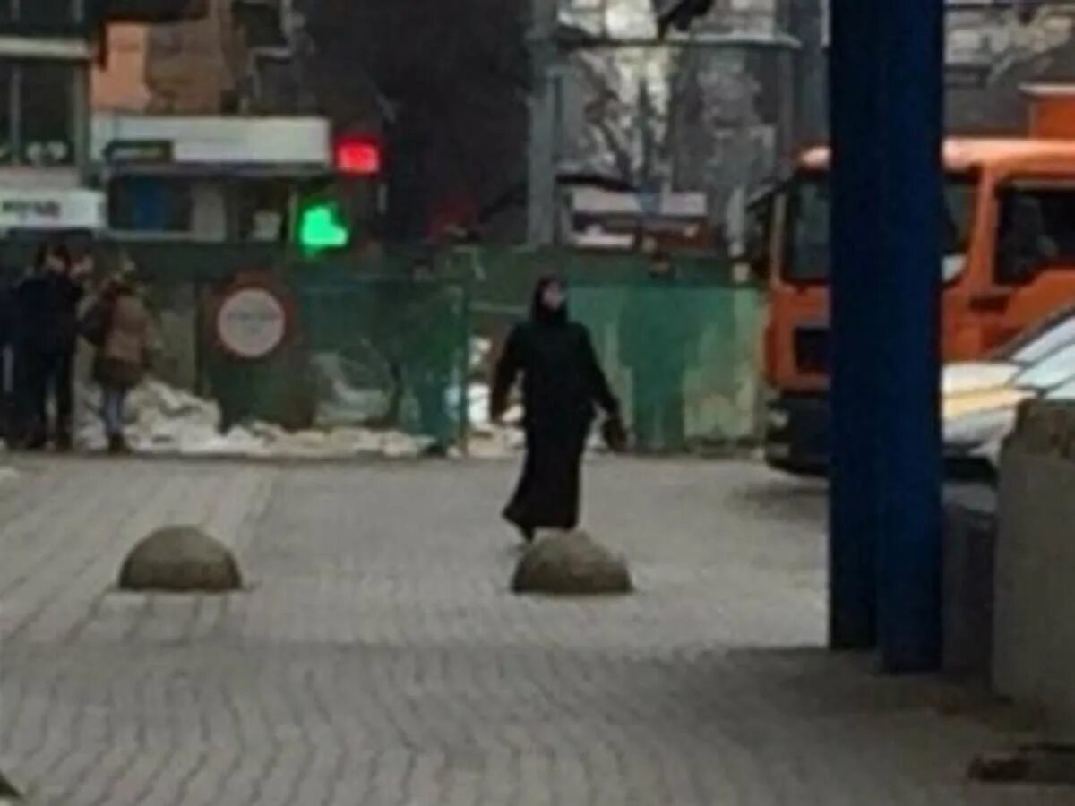 Женщина в москве у метро с отрезанной головой. Мужчина с головой ребенка. Мужчина с головой ребенка. Мужчина с головой ребенка. Мужчина с головой ребенка.