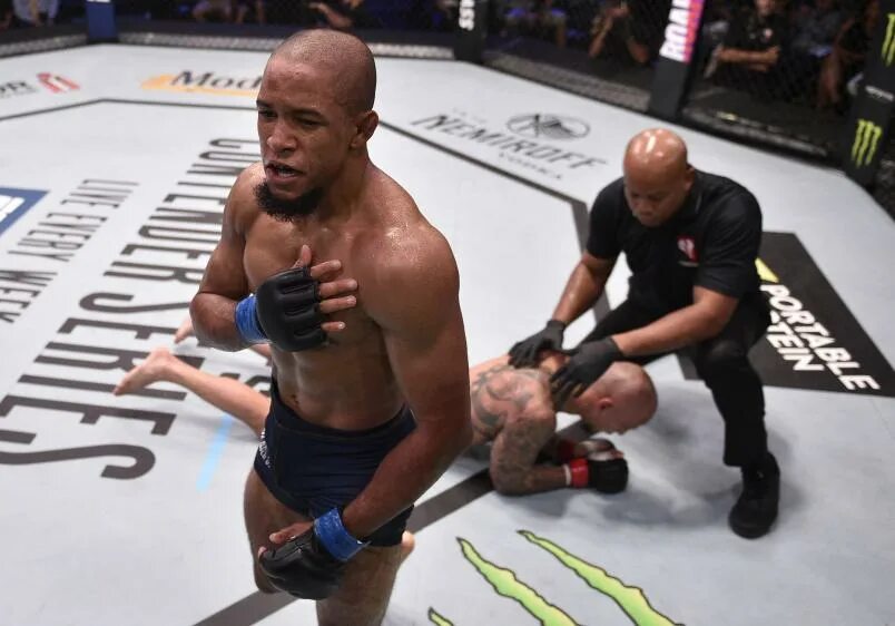 Гравели. Гравели. Барселос боец ufc. Грейвли оливейра. Нейт манесс.