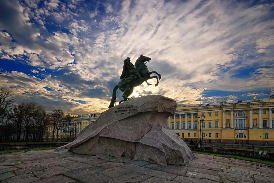 Памятник медному всаднику питер. Медный всадник в Санкт-Петербурге. Медный всадник, Санкт-Петербург, Сенатская площадь. Медный всадник на Сенатской площади. Памятник Петру 1 на Сенатской площади.