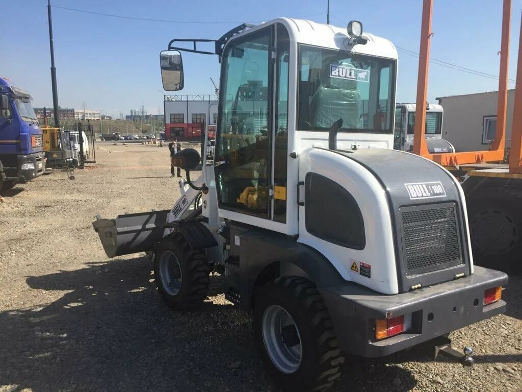 Фронтальный погрузчик bull sl100. Бул 100. Bull sl 100 погрузчик. Bull sl 100 погрузчик. Погрузчик фронтальный одноковшовый bull sl100.
