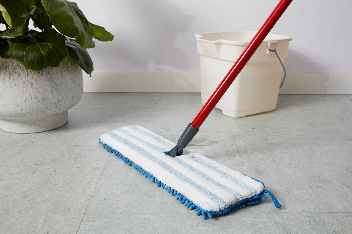 Чистый пол. Мытье линолеума. Швабра для линолеума. Швабра для линолеума. Моющим мыть линолеум.