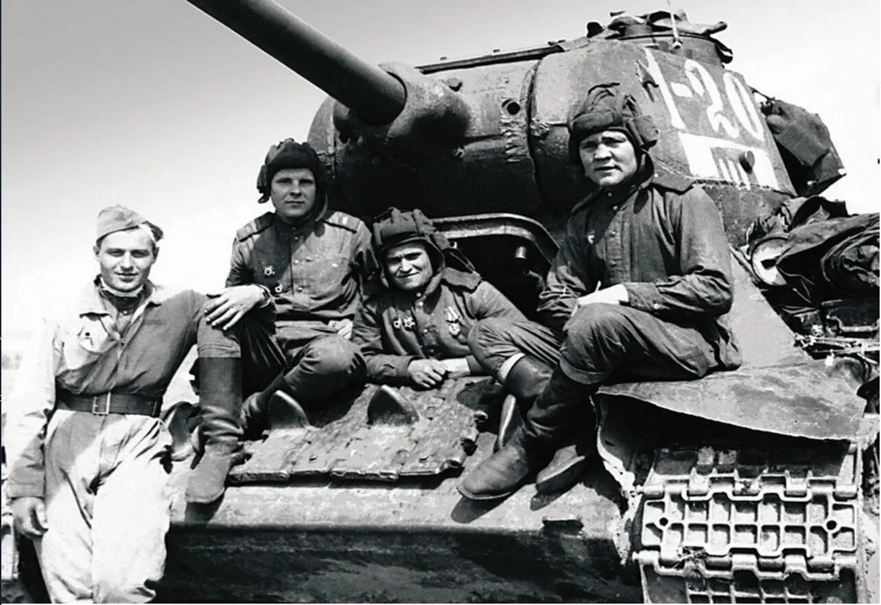 Танкист с танком т-34 ВОВ. Экипаж танка т-34 85. Экипаж т 34 85. Т34 1 Гвардейской танковой бригады.