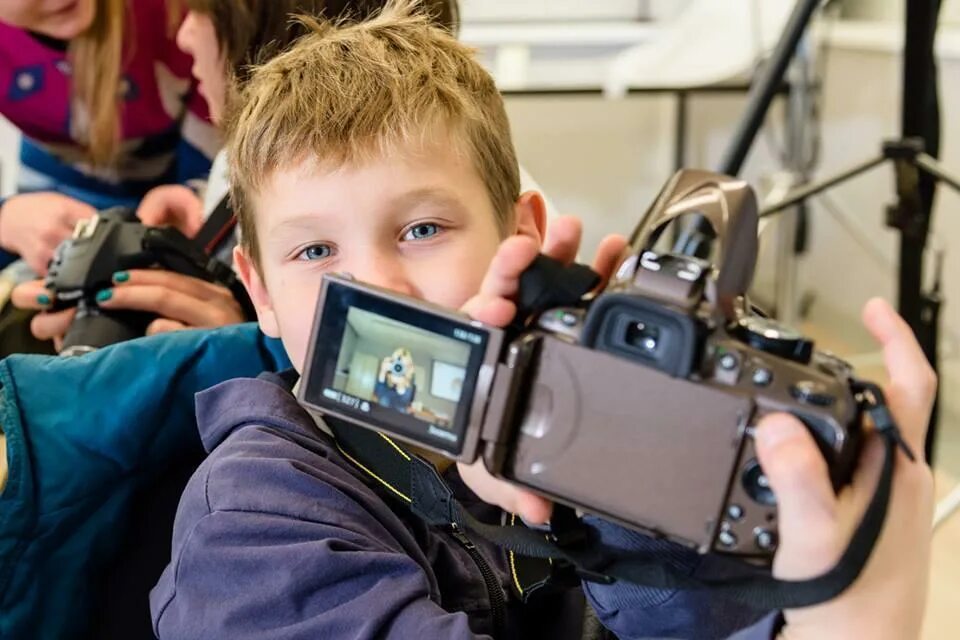 Видео учиться. Подросток фотографирует. Школьник фотографирует. Фотограф школьник. Занятие в фотошколе.