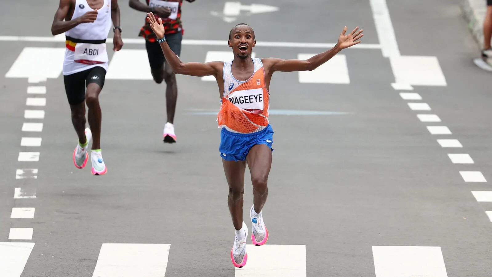 2 место в марафоне. Абди Нагейе. Элиуд Кипчоге темп. Abdi Nageeye 🇳🇱. В каких кроссовках бегает Элиуд Кипчоге.