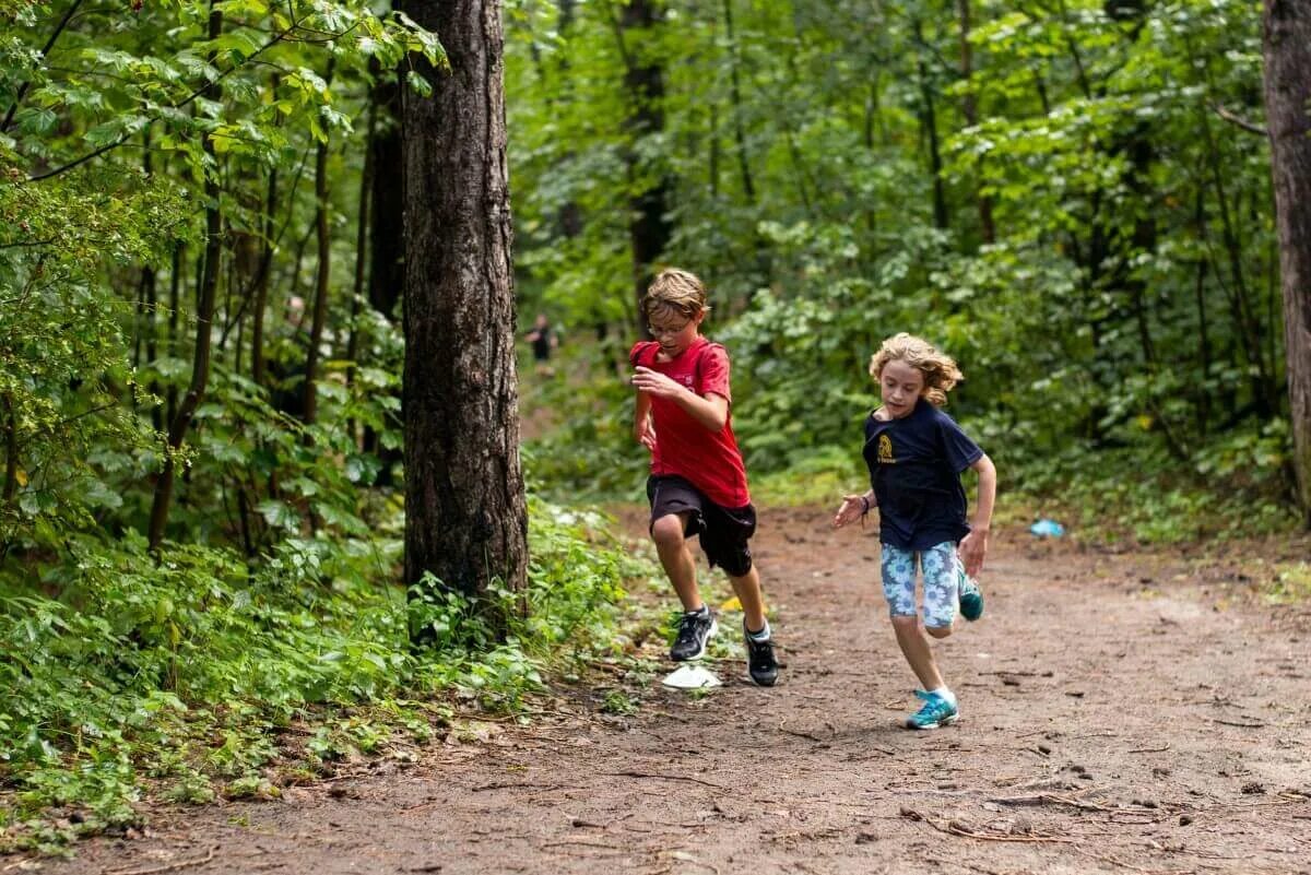 Дети бегут. Прогулки на свежем воздухе. Ходьба играть. Прогулка для здоровья. Ходьба.