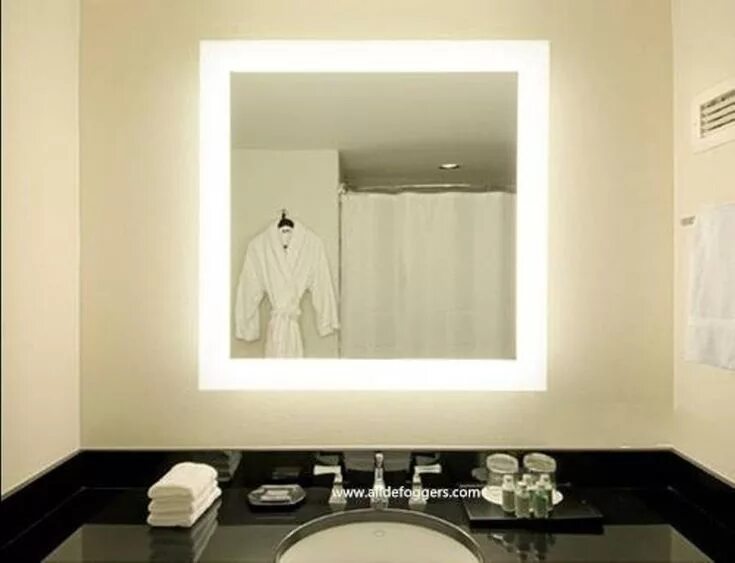 Как проверить зеркало в отеле. Зеркало с подсветкой на стену. Зеркало неправильной формы в ванную. Зеркало в отеле в ванной. Зеркало с подсветкой в спальню.
