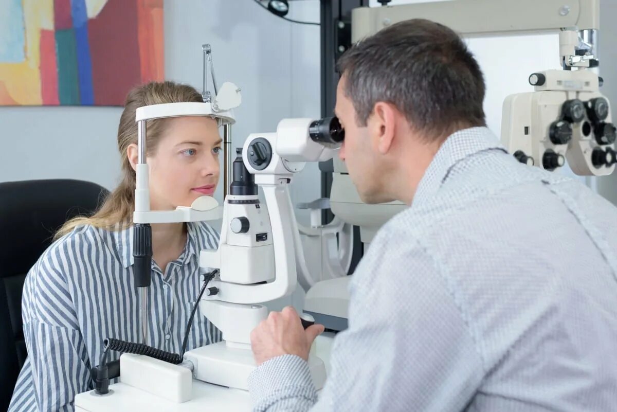 Проверка зрения врач. Офтальмолог и оптометрист. Обследование зрения. Доктор проверяет зрение. Прием офтальмолога.