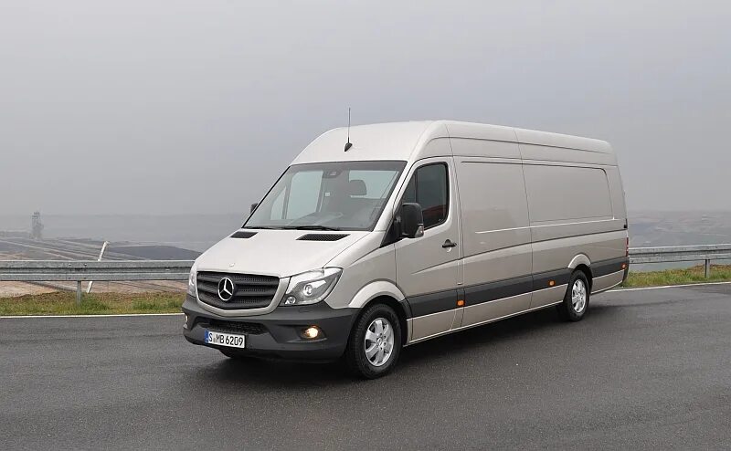 Длинный спринтер. Mercedes Benz Sprinter 2022. Мерседес Спринтер грузовой фургон. Мерседес Sprinter грузовой. Грузовой Мерседес Спринтер 2007.