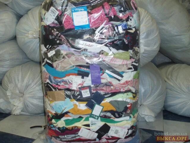 100 кг одежды. Вещи в секонд хенде. Килограмм одежды брендовой. 100 кг одежды. 100 кг одежды.