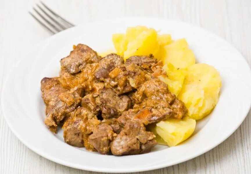 Как приготовить куриную печень с картошкой. Картошка тушеная с куриной печенью. печень жареная с картошкой. куриная печень с картошкой. жареная картошка с печенью.