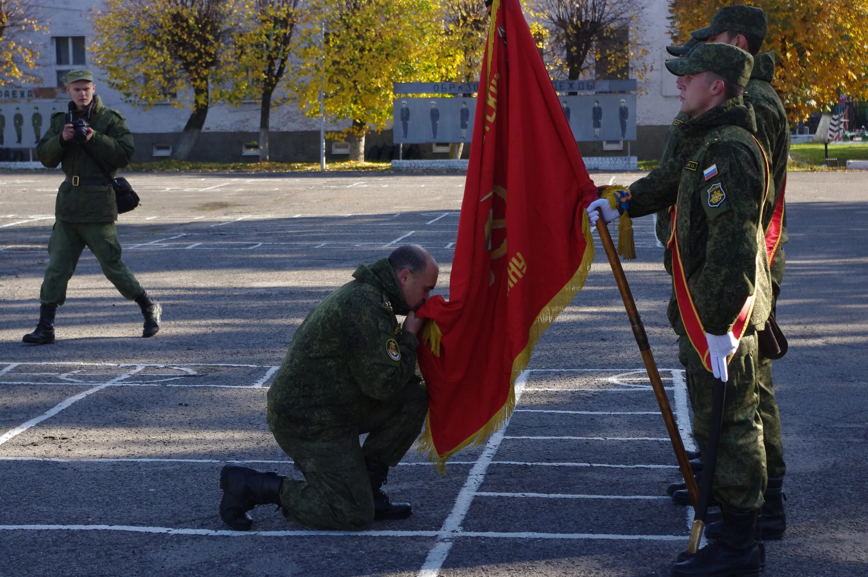 Перед знаменем. Российский солдат со знаменем. преклонение перед знаменем. солдат целует знамя. знамя присяга.