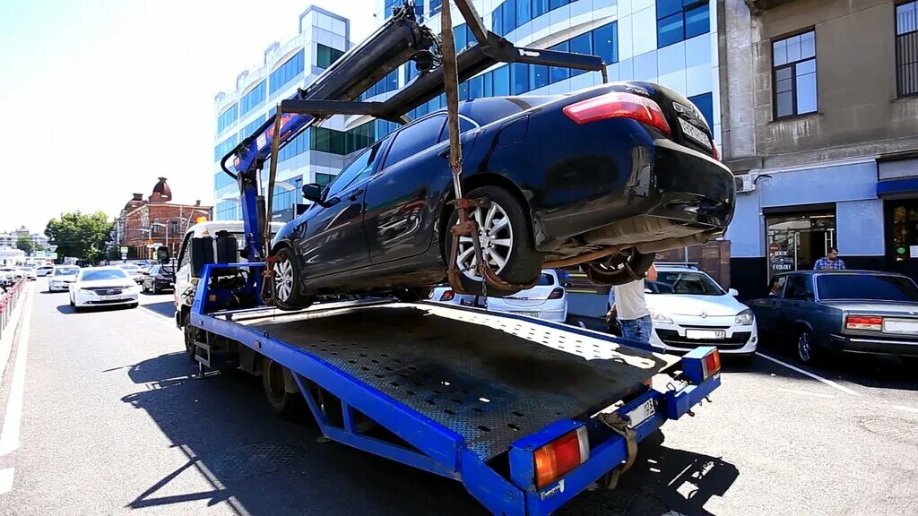 Эвакуатор для перевозки 2 машин за границу. Эвакуатор автодруг. Лимузин на эвакуаторе. Эвакуатор газель с гидроплатформой. Крытый эвакуатор iveco.