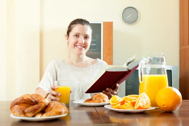 The morning she has breakfast. Девушка завтракает. Завтрак люди. Человек завтракает утром. Девушка читает за завтраком.