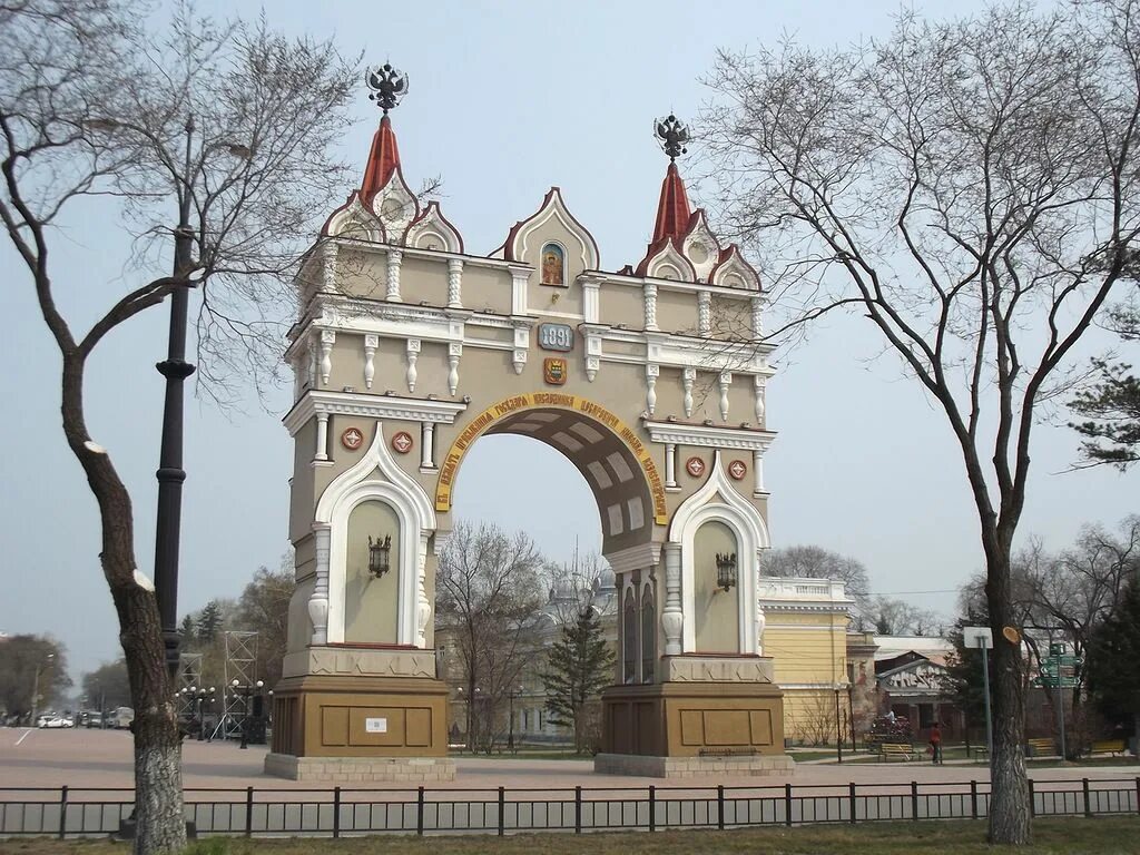 В честь приезда. Арка цесаревича Благовещенск. Триумфальная арка Амурская область. Благовещенск Триумфальная арка в Благовещенске. Памятники в Благовещенске Триумфальная арка.