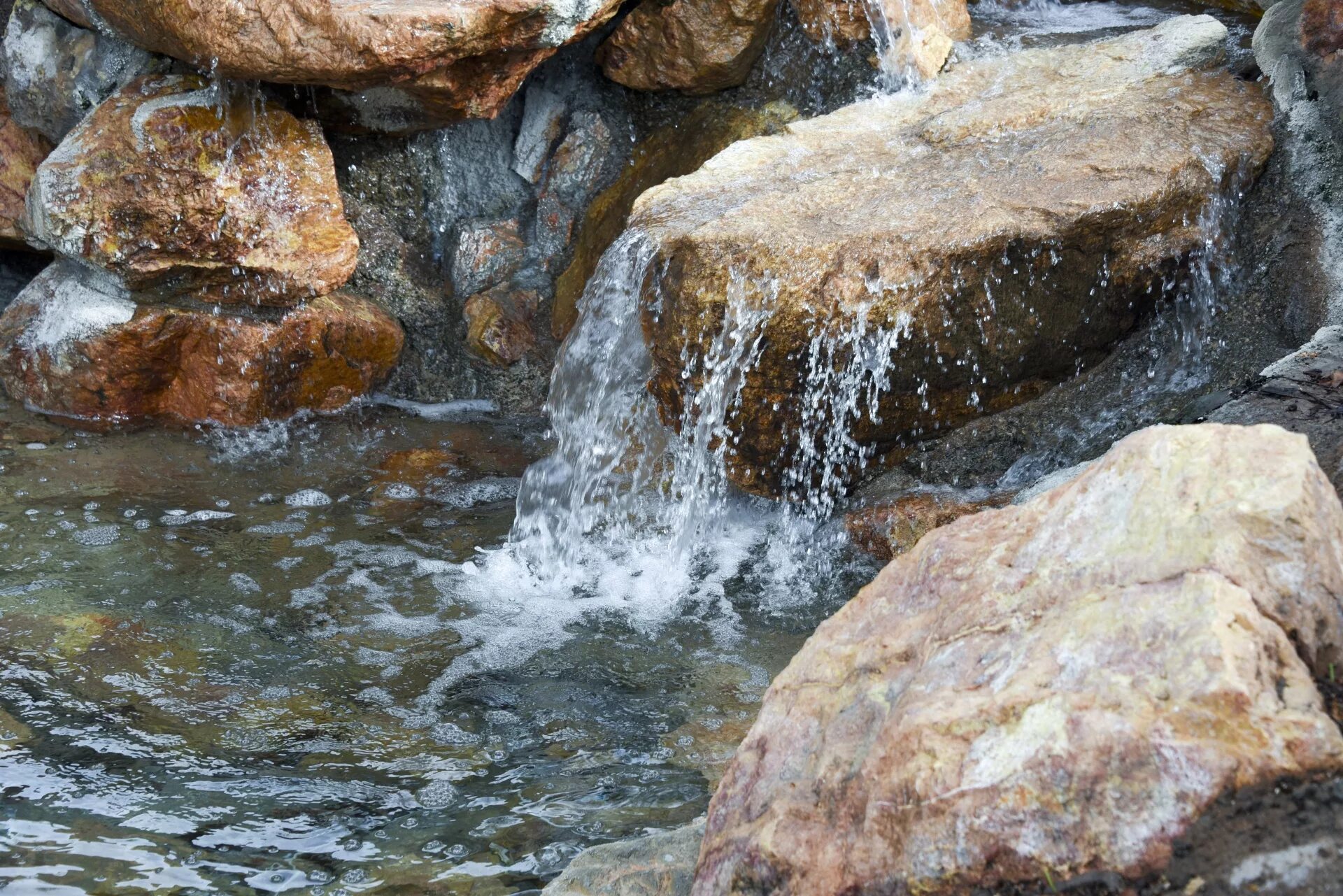 на дне водоёма глубиной 50 см лежит небольшой камень. мальчик старается попасть палкой в предмет находящийся 40 см на дне. на дне ручья лежит камешек. ручьевой мох. на дне водоема палки.
