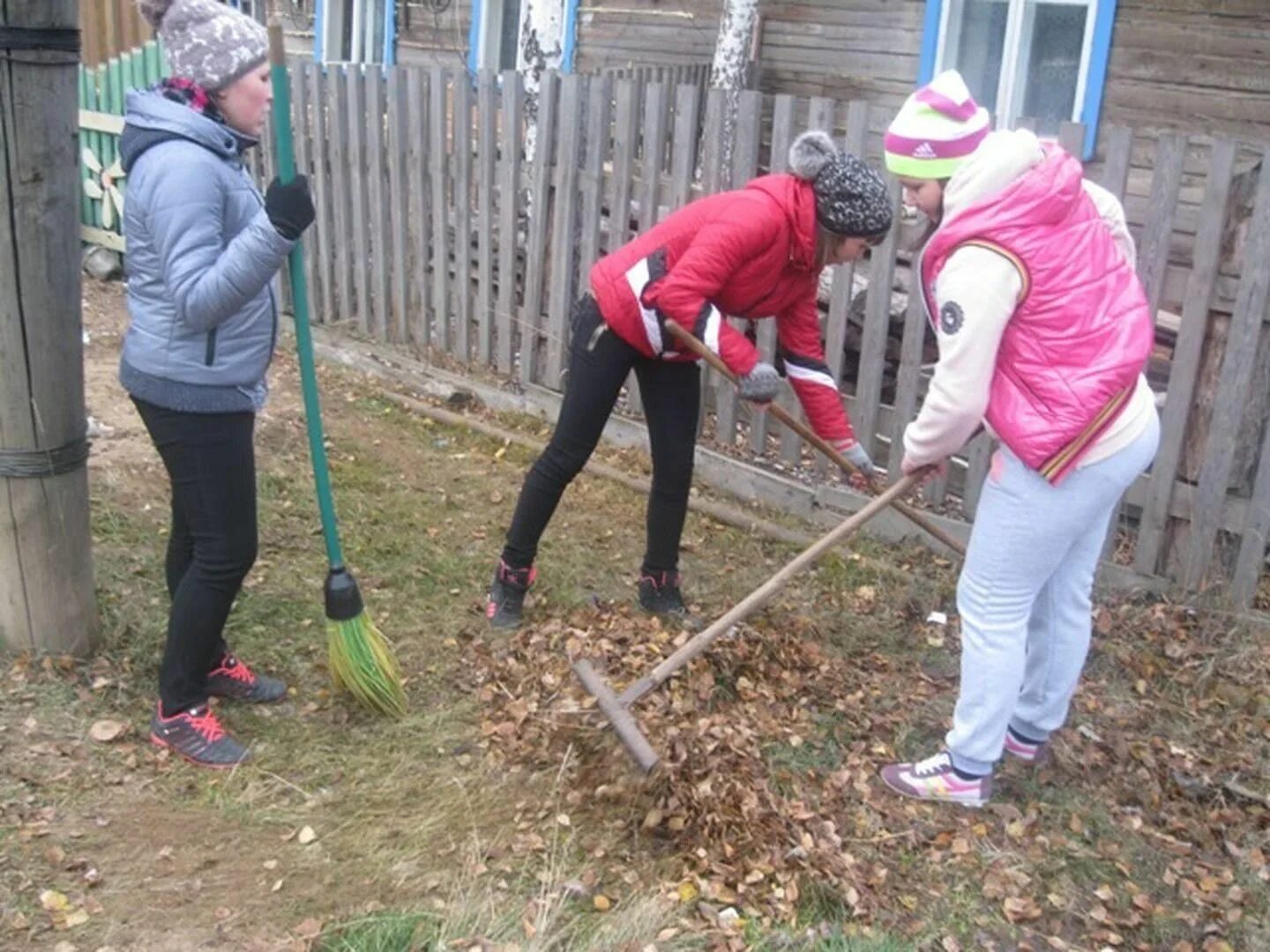 Деревня уборка. Уборка двора. уборка территории дома. уборка мусора в огороде. субботник около дома.