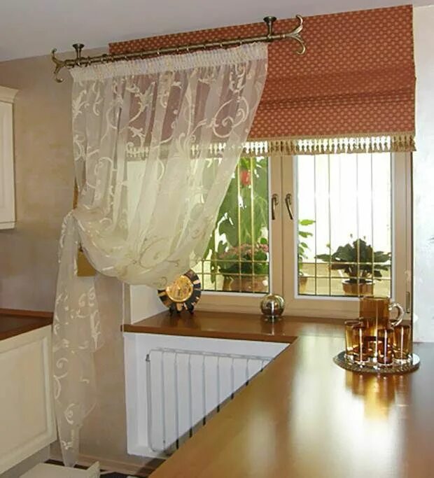Дизайн окон кухни шторы фото. Карниз для штор на кухню. Кухонные шторы. Тюль на кухню. Креативные шторы на кухню.