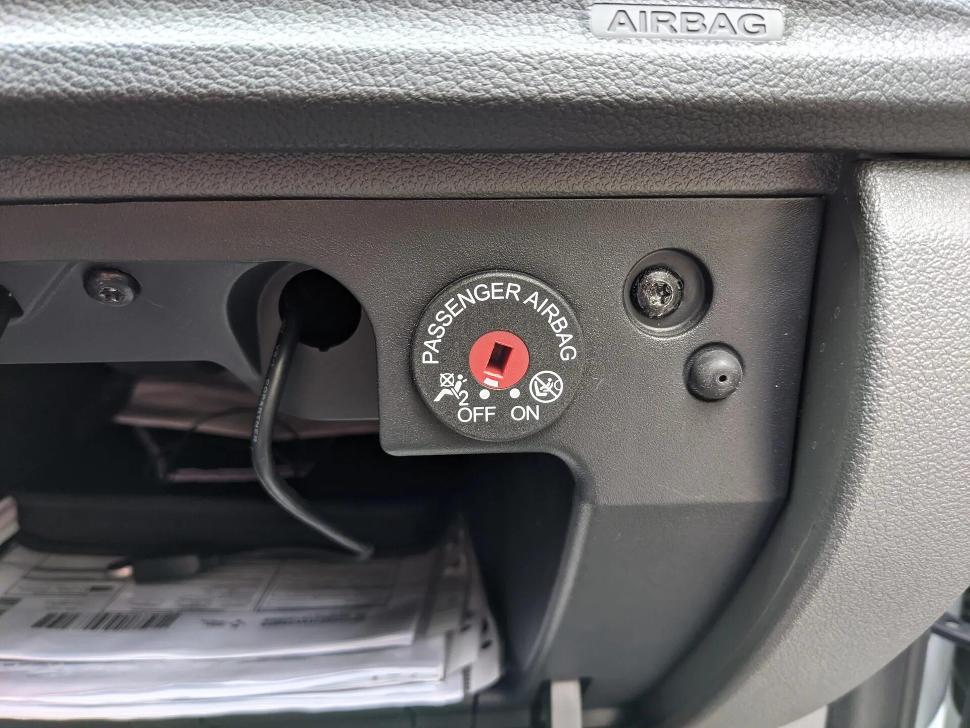 Отключение подушки безопасности пассажира. Кнопка выключения подушки безопасности пассажира Форд фокус 2. Кнопка отключения подушки безопасности Форд фокус 3. Разъем отключения подушки безопасности. Переключатель подушки безопасности пассажира.