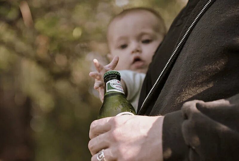 Детский алкоголизм. Дети пьют алкоголь. Мать и сын пьют