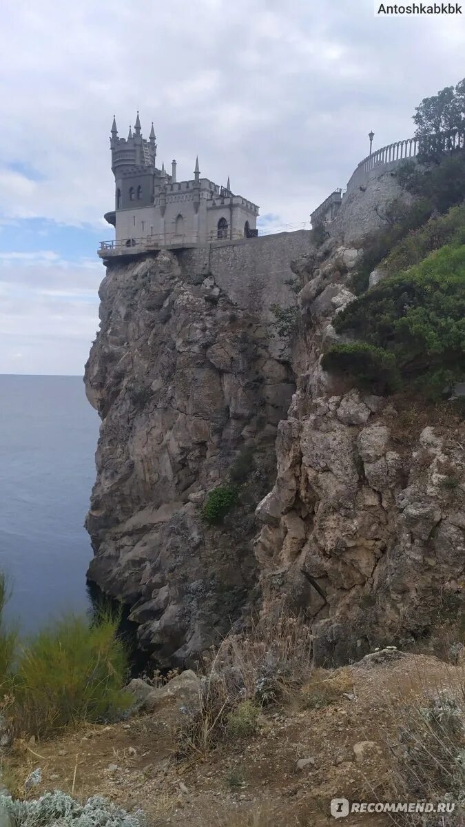 Крымский замок ласточкино гнездо. Ласточкино гнездо карелия. Ласточкино гнездо пешком. Ласточкино гнездо пешком. Севастополь ласточкино гнездо.