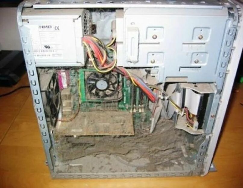 Не включается пк. Крыса в системнике. Старый ПК запускается. Старый пыльный монитор. Системник с мертвой мышью внутри.