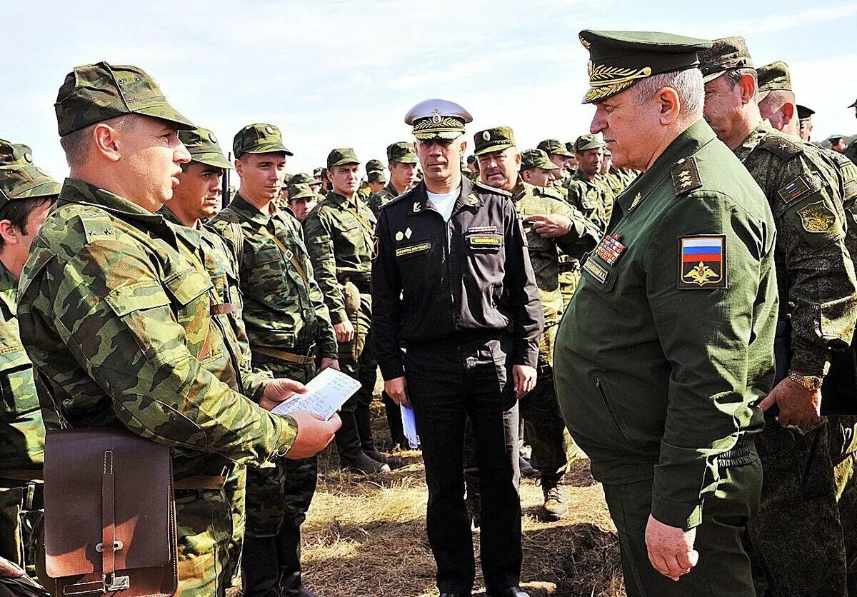 Военная и гражданская жизнь. Военный командир. Командир и военнослужащие. Командир армии России. Командир и солдаты.