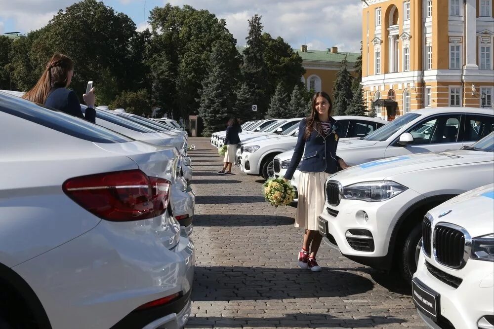 Машины олимпийцам. Вручение олимпийцам автомобилей. BMW олимпийцам. Машины за Олимпиаду 2016.