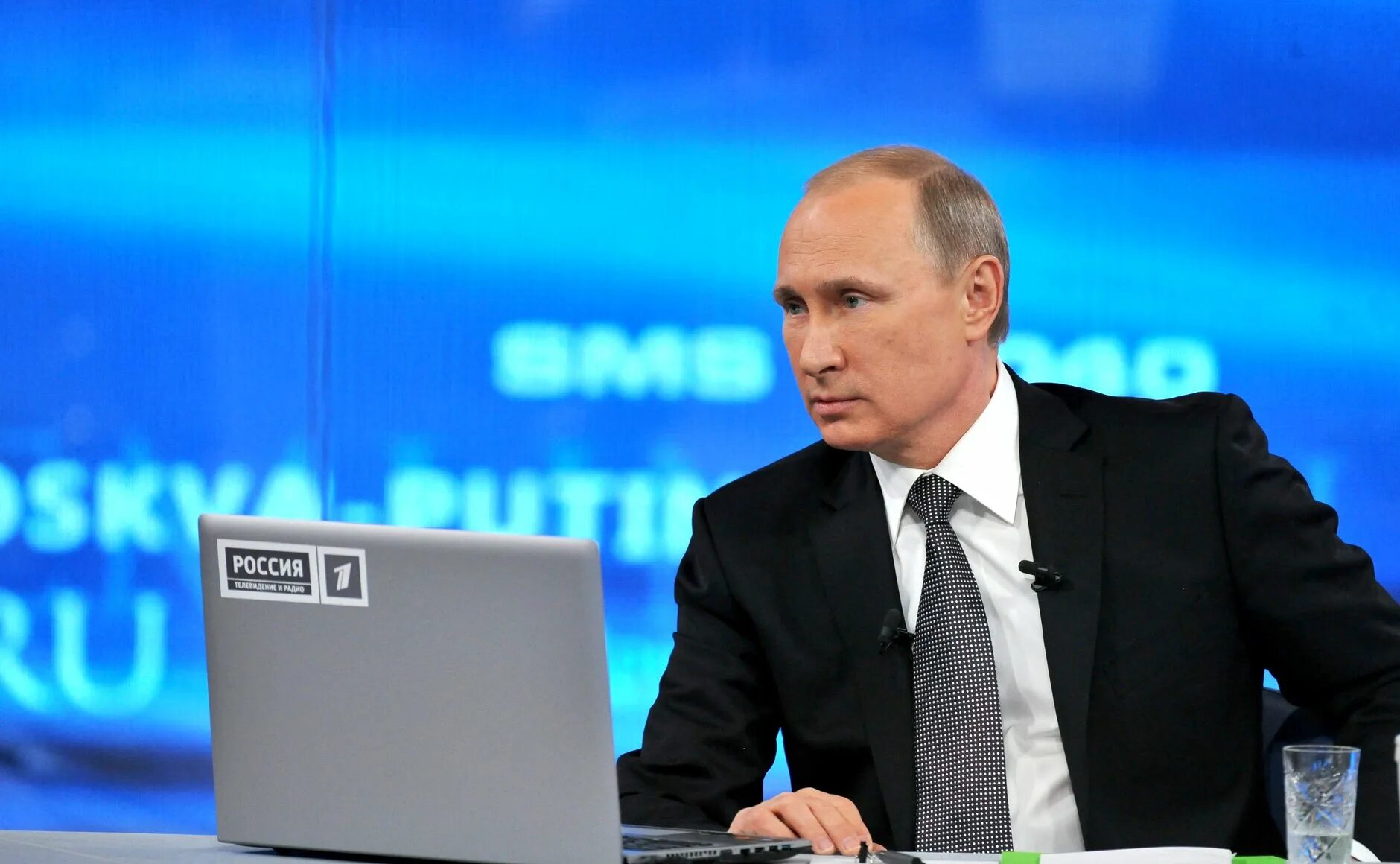 Прямая линия с вв путиным. Прямая линия с путиным. прямая линия с владимиром путиным. прямая линия с президентом. прямая линчя свладимером путиным.