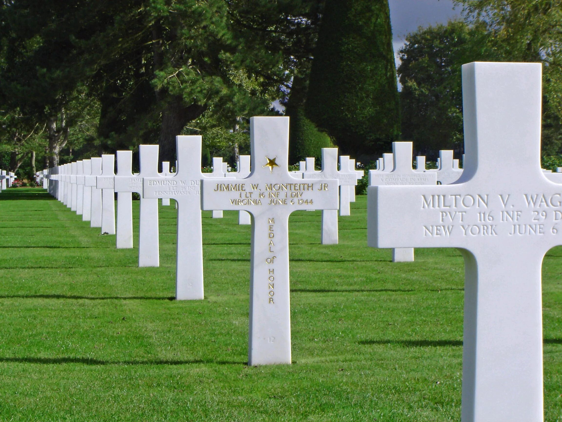 Американское военное кладбище в Нормандии. Могильная плита американская. Надгробная плита в Америке. Надгробные памятники в Америке. Могильный википедия