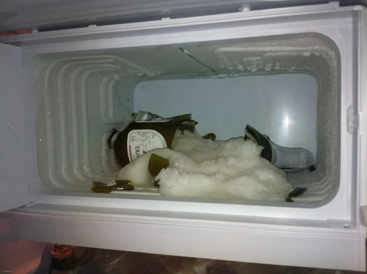 Замораживали ли людей. Замерзший холодильник. Замороженный холодильник. Холодильник морозилка. Холодильник с морозильной камерой.