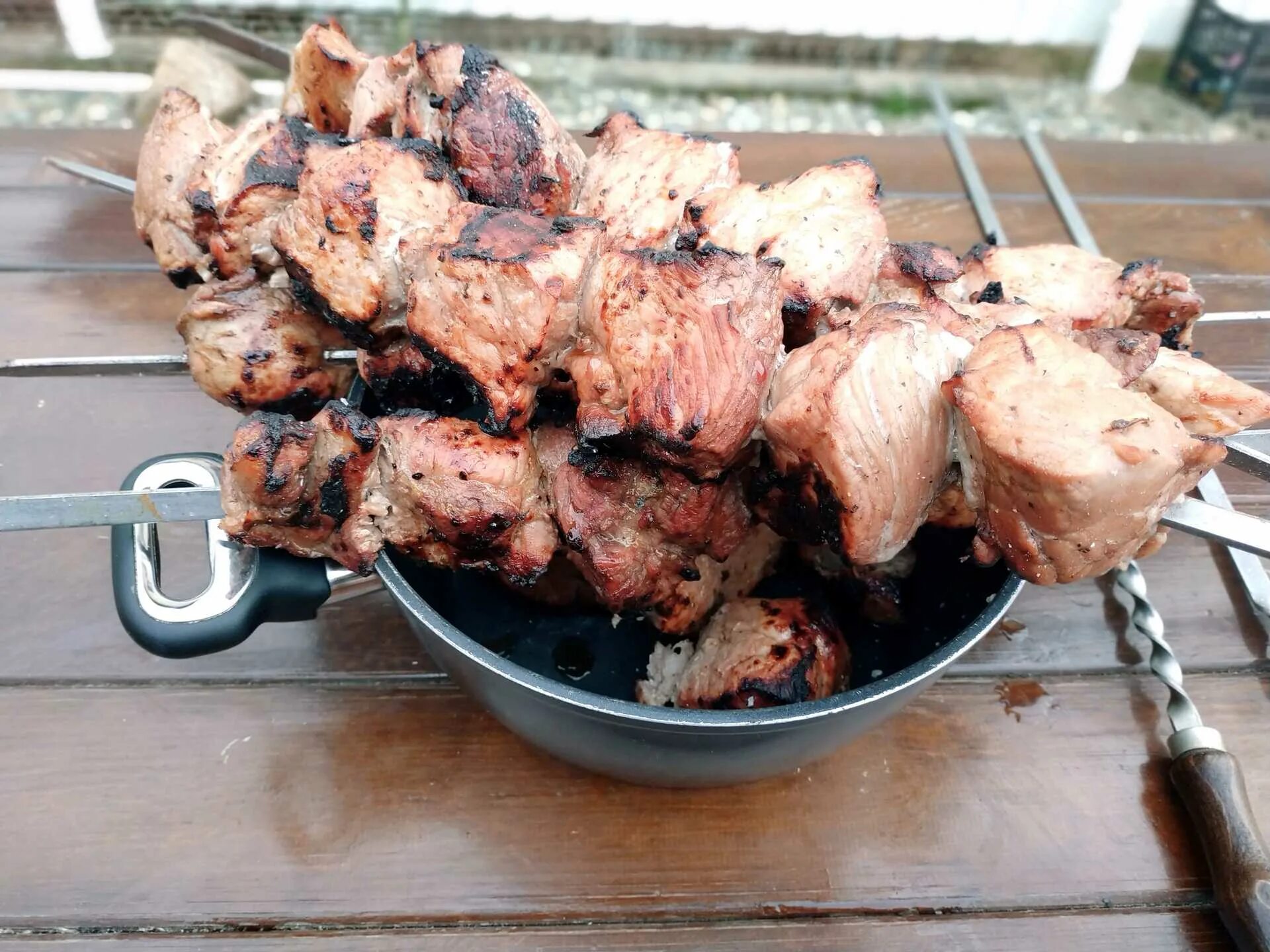 Как готовить шашлык из свинины. Шашлык. готовый шашлык. вкусный шашлык на природе. шашлык из свинины.