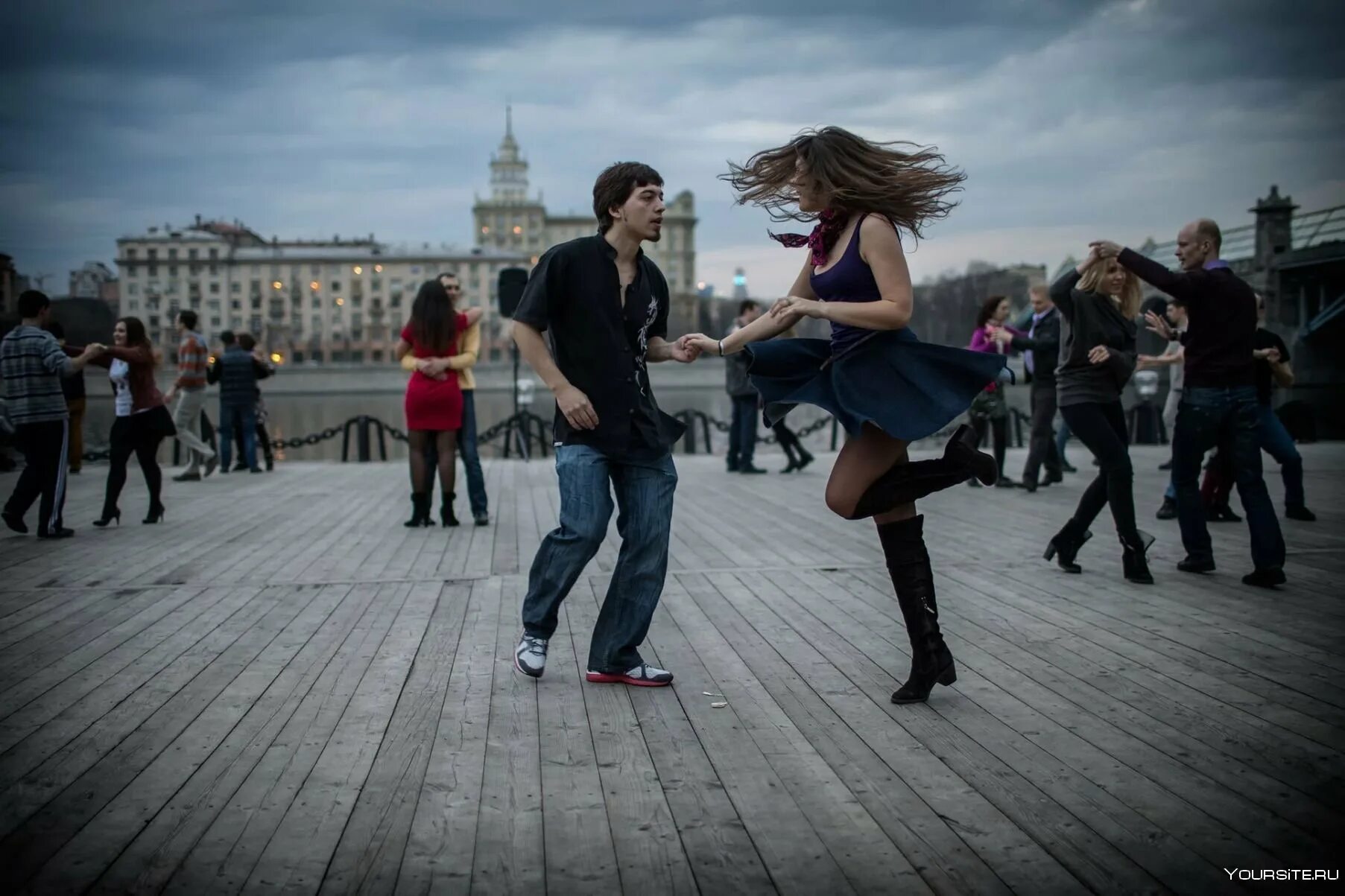 Песню где танцуют люди. Люди танцуют. Танцы на улице. Парень и девушка танцуют. Танцующие люди на улице.