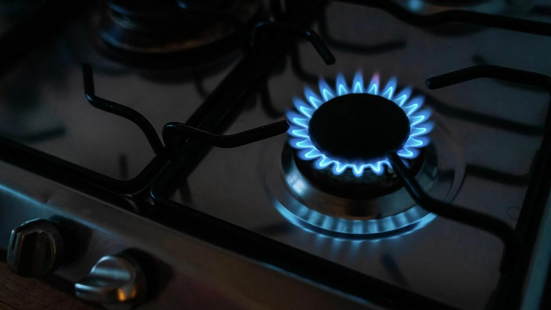 Газовая конфорка в квартире. Gas stove (газовая плита) бишкек. Газовая плита горение пг-4. Газовая плита огонь. Газовая плита в квартире.