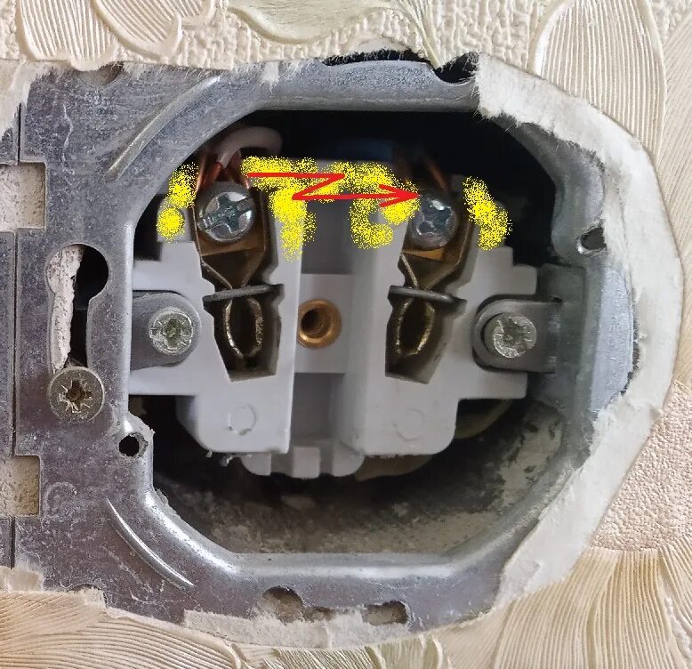 Фальш розетка легран. Что делать если искрит розетка. Розетка искрит. Провод с вилкой ссср. Почему искрит вилка в розетке.