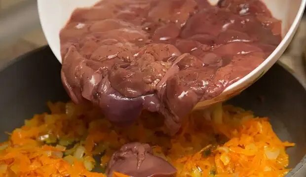 Как приготовить печень курин с яблоком. Куриная печень приготовление. куриная печень готовка. блюда из куриной печени. вкусная куриная печенка.