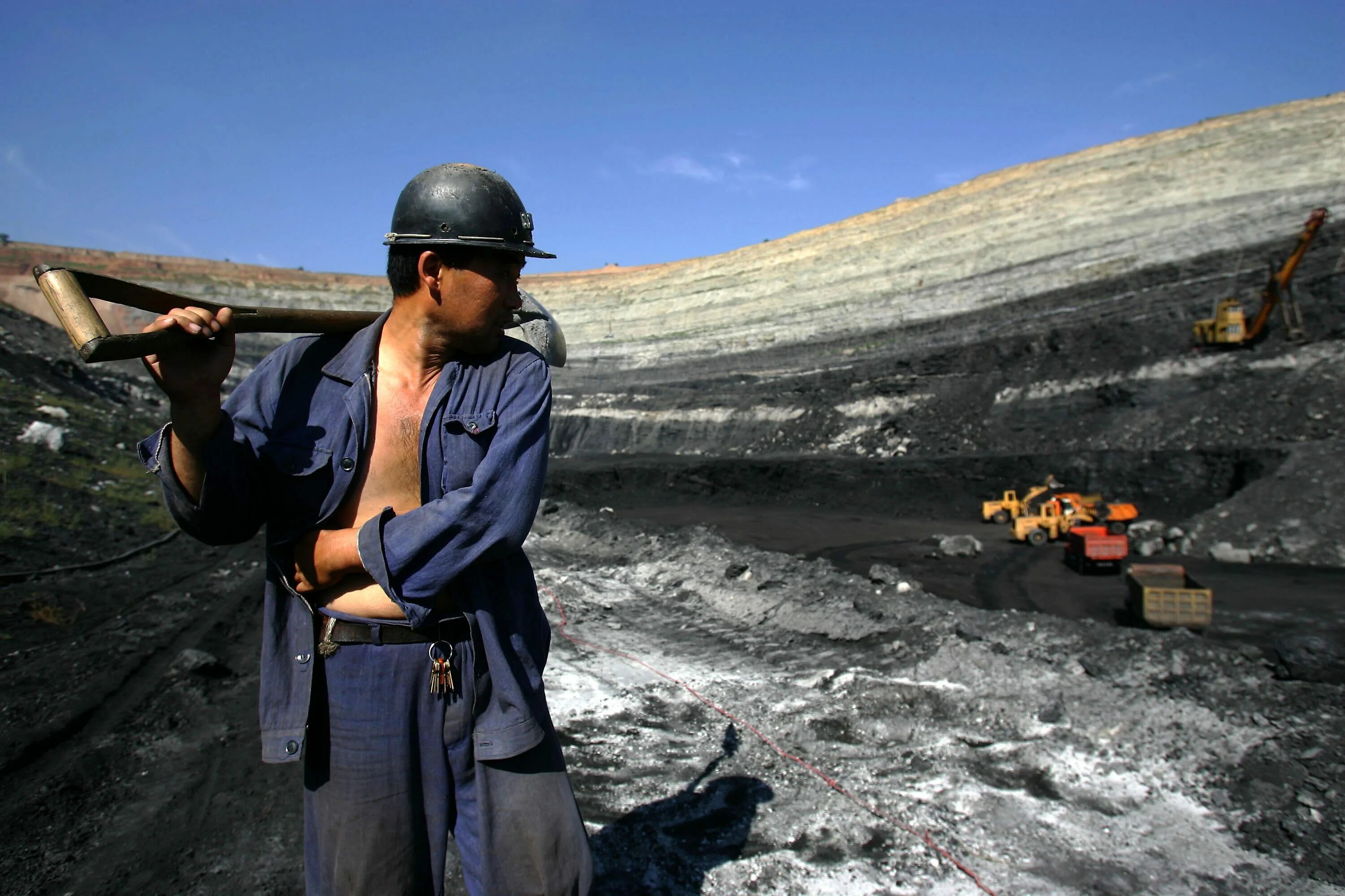 Добыча слушать. Угольная промышленность Китая. Добыча угля в Китае. Монголия добыча полезных ископаемых. Добыча полезных ископаемых в Китае.