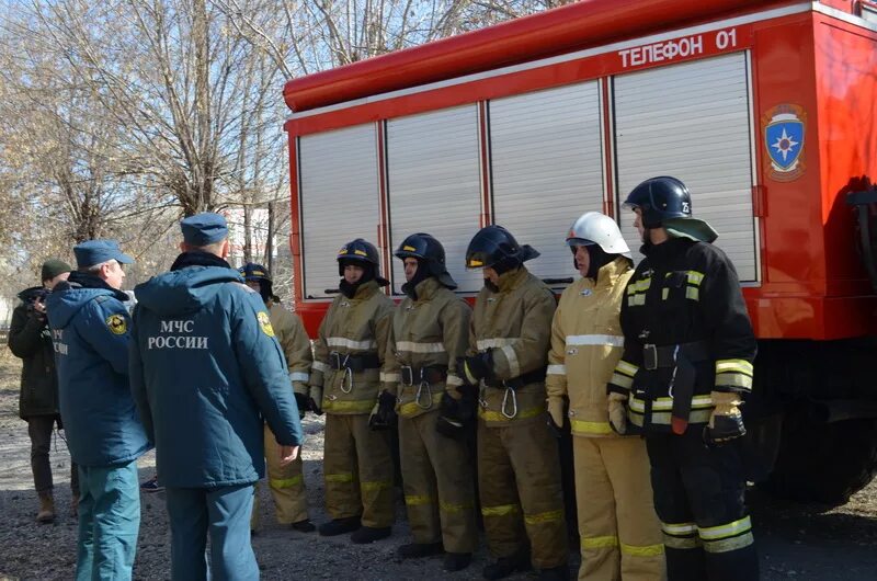 выезд пожарной машины. выезд пожарной машины. пожарные г. выезд по тревоге мчс. выезд на пожар.