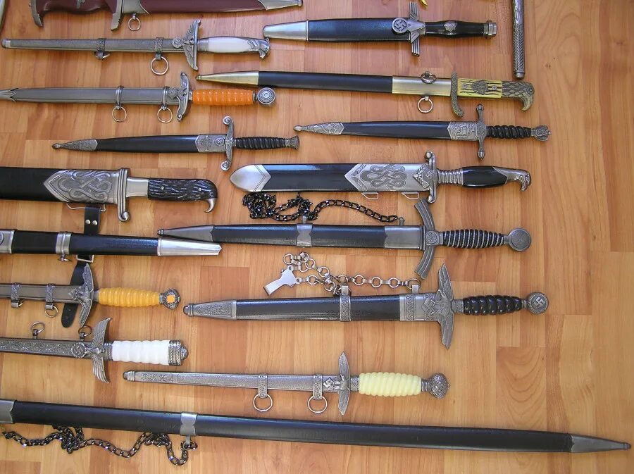 Витрина для холодного оружия. Витрина для коллекции ножей. Шкаф для оружия. Хранение холодного оружия. Коллекционное холодное оружие.