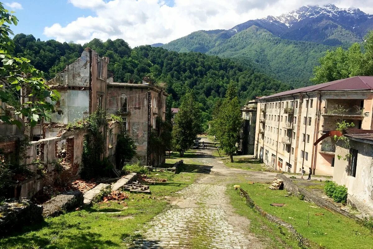 Ткварчели абхазия. Ткварчели абхазия. Ткварчели абхазия. Акармара город-призрак в абхазии. Ткварчели абхазия.