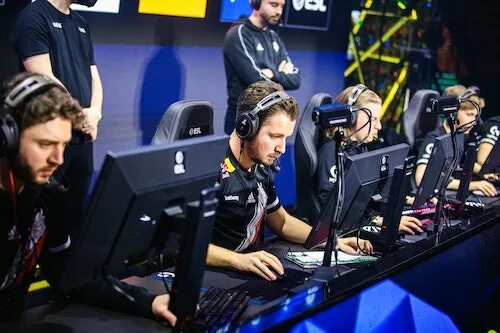 Iem katowice 2024 playoffs. IEM Katowice 2022 Кубок. Арена IEM Katowice 2020 чертеж. IEM Katowice 2023 Arts. Ведущая IEM 2022.