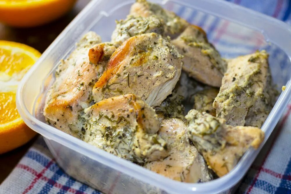 Как замариновать куриные грудки в духовке. Курица в кефире. курочка в кефире в духовке. курица запеченная в кефире в духовке. куриное филе запеченное в кефире.