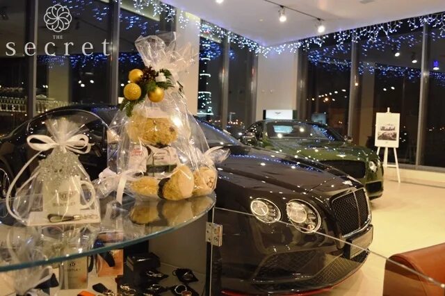 Новогоднее украшение автосалона. Фотозона для автомобиля в автосалоне. Автомобили в автосалоне. Украшение автоцентра. Новогоднее оформление автосалона.