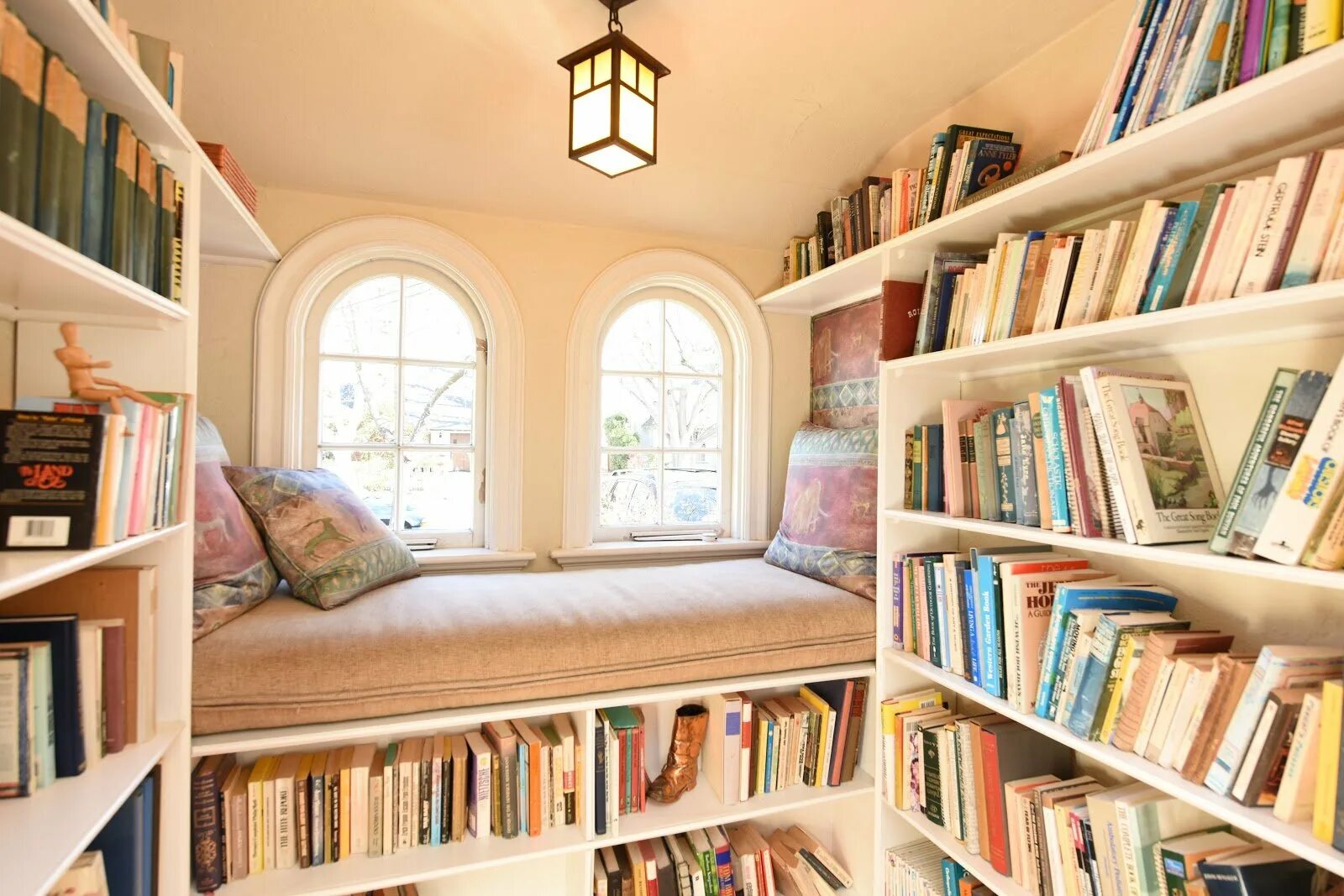 Комната с книжными полками. Уютная комната с книжными полками. Полки для книг. Комната библиотека.
