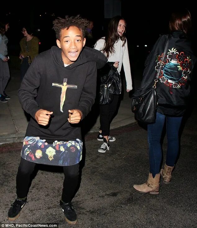 Рэпер Tyler и Джейден Смит. Jaden Smith в платье. Сын Уилла Смита транс. Джейден Смит в платье.