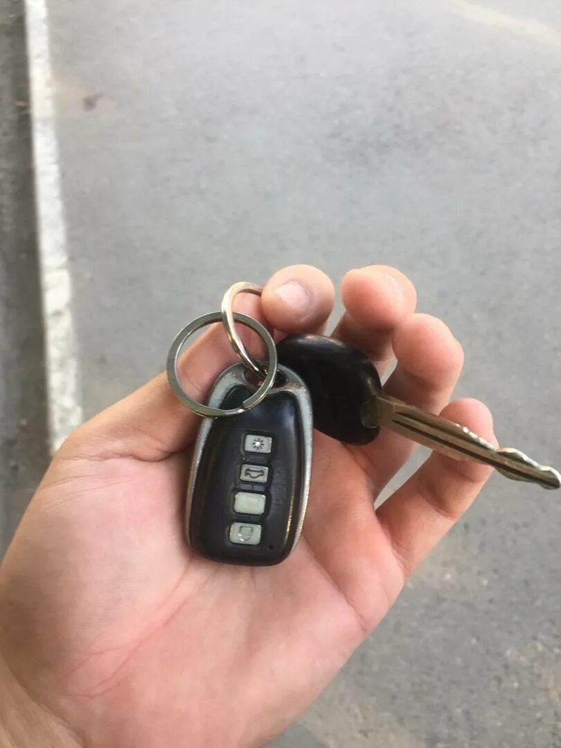 Где можно найти ключ от машины. Потеряны ключи от автомобиля. запасной ключ от машины. утеряны ключи от автомашины. поддельные ключи от машины.