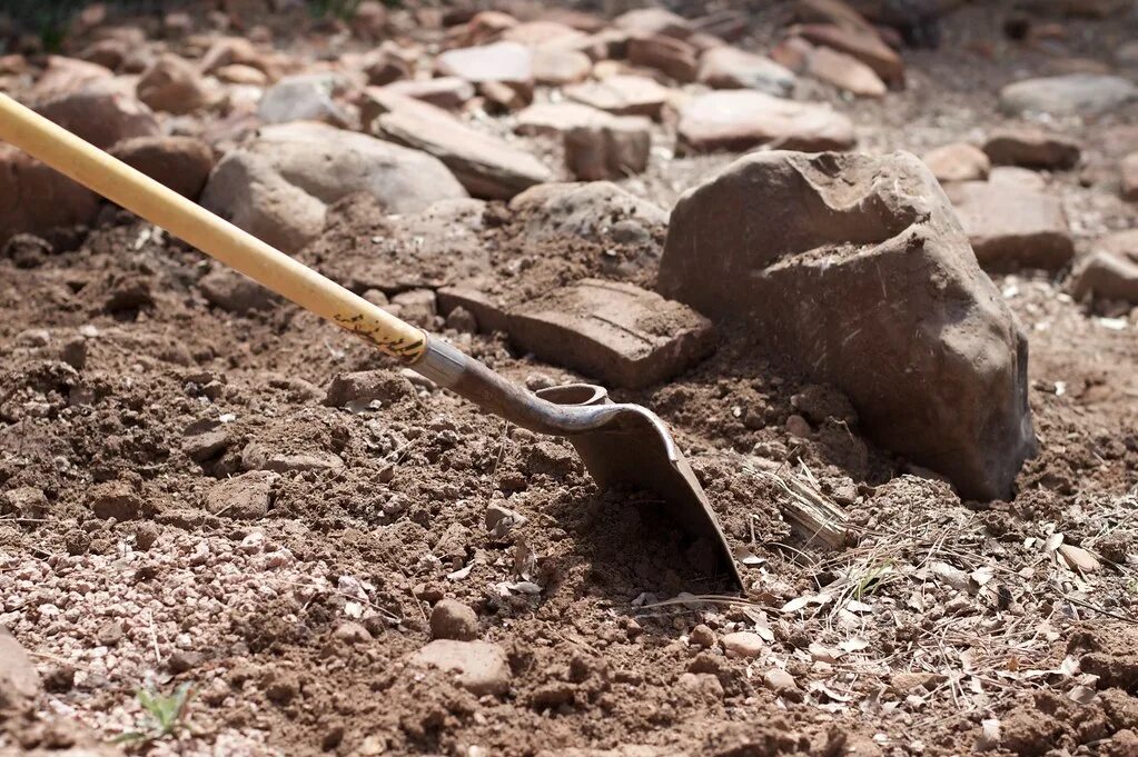 Взлома digging. Почва 5,5. Почва и лопата картинка. A Tool for digging the Soil.